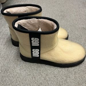 UGG classic clear mini ankle boot